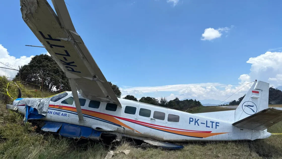 Pesawat Asian One Tergelincir di Bandara Bilorai Papua