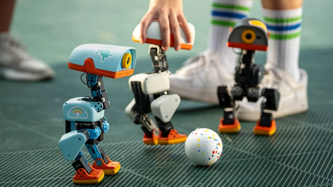 Mainan Natal Terpopuler? CEO Nvidia Mainkan Robot Bebek