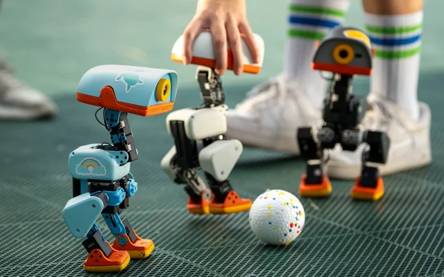 Mainan Natal Terpopuler? CEO Nvidia Mainkan Robot Bebek