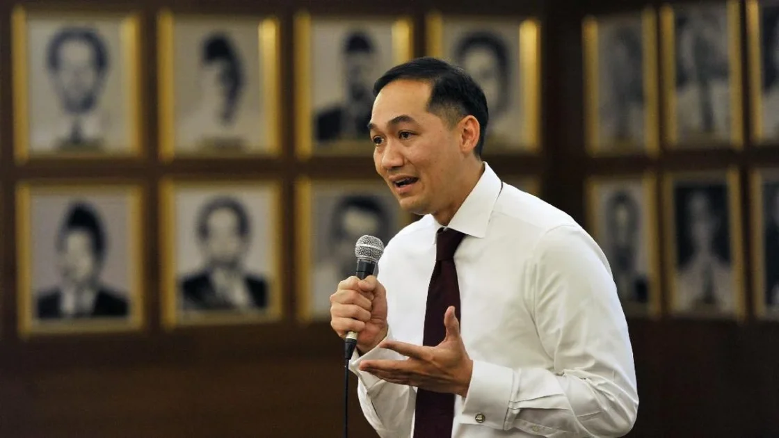 Beda Pandangan Lutfi dan Dino soal Isu Singapura-Karhutla
