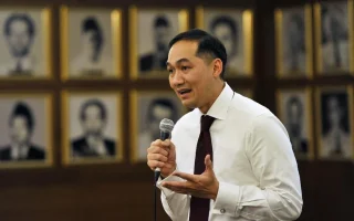 Beda Pandangan Lutfi dan Dino soal Isu Singapura-Karhutla