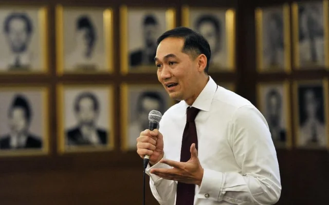 Beda Pandangan Lutfi dan Dino soal Isu Singapura-Karhutla