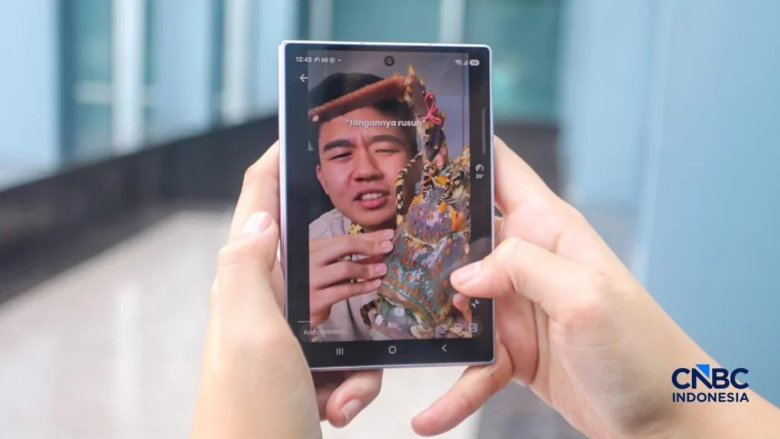 Adu HP Lipat Paspor iPhone Duo vs Samsung Galaxy Z Fold8